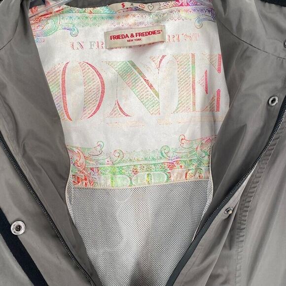 Frieda & Freddie's Womens Shell Rain Jacket Cinched Waist Gray Hooded Pockets S‎ - Picture 9 of 12